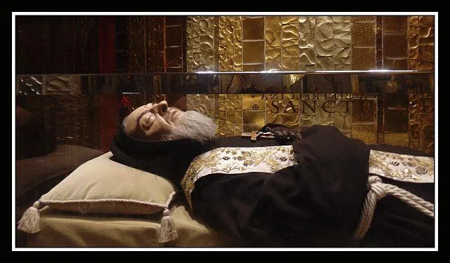 Body of Saint Padre Pio lying in glass coffin — Catholic Family Newsletter.